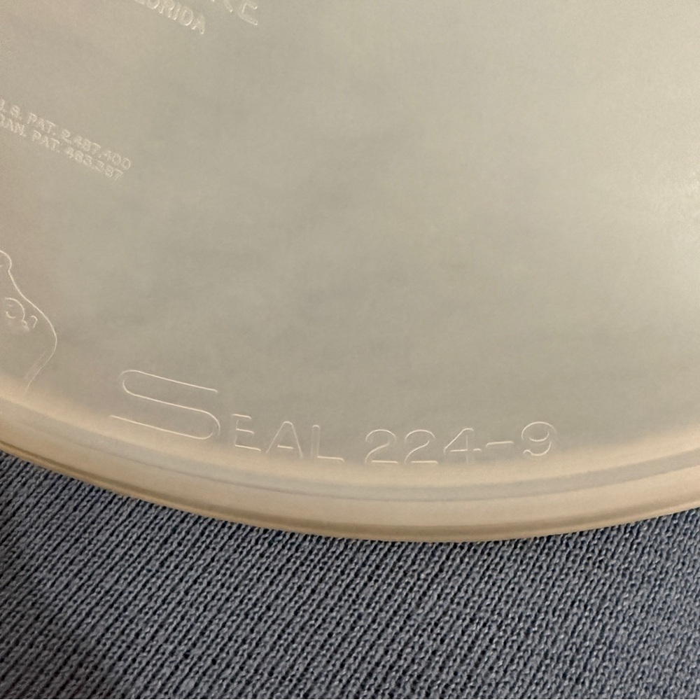 Vintage Tupperware 12" Round Veggie Carrier / Keeper - Picture 4 of 9